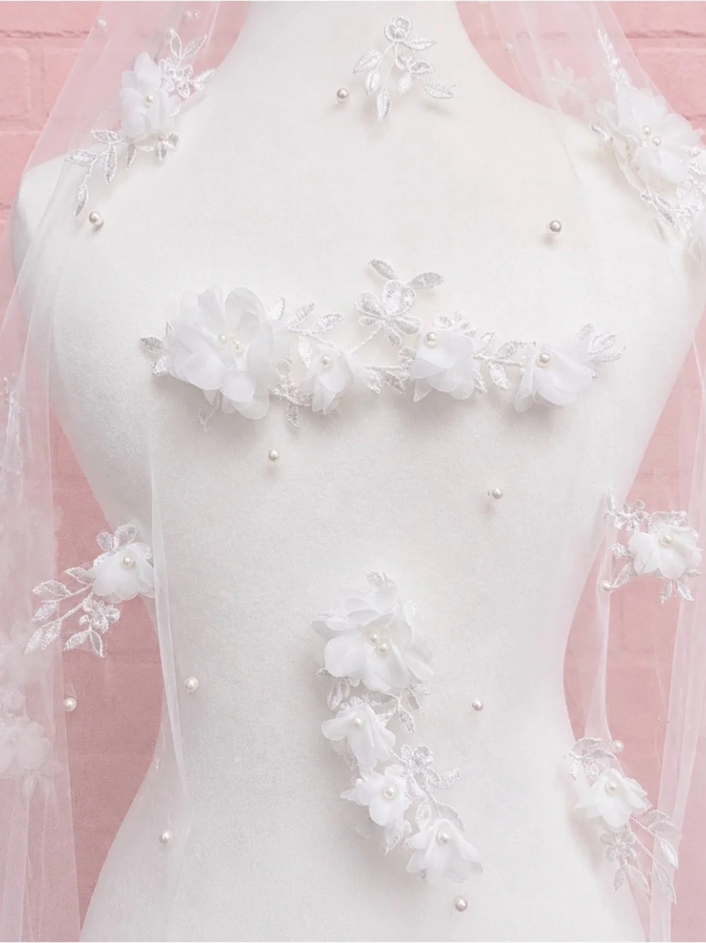 Elegant Ivory Floral Appliqué Bridal Veil